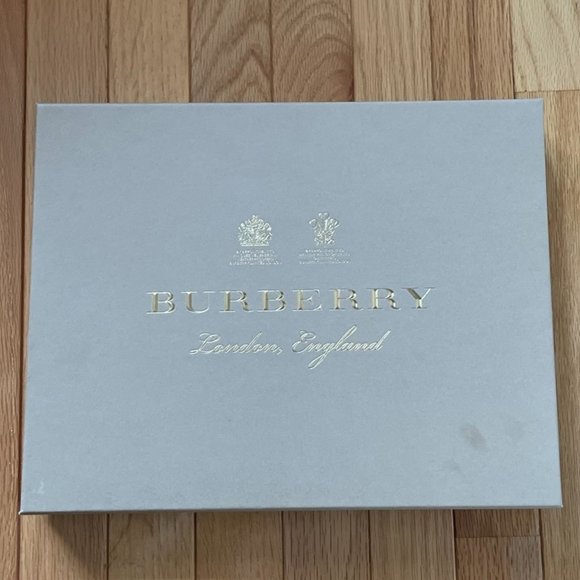 BURBERRY Wool Scarf - Picture 6 of 6